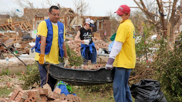 Moore Okla rubble