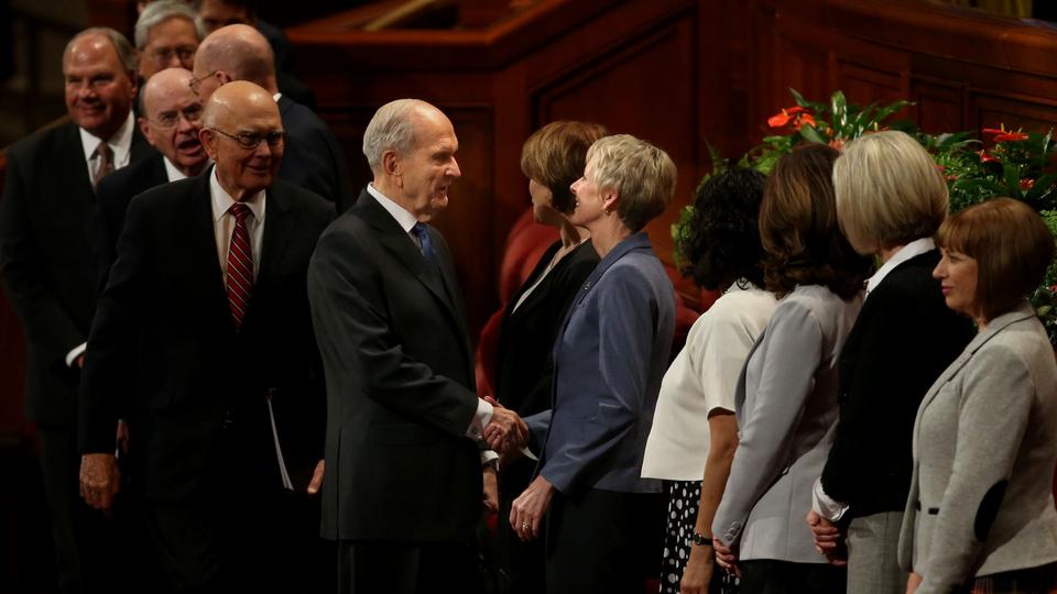 President Russell M. Nelson greets Sister Jean B. Bingham